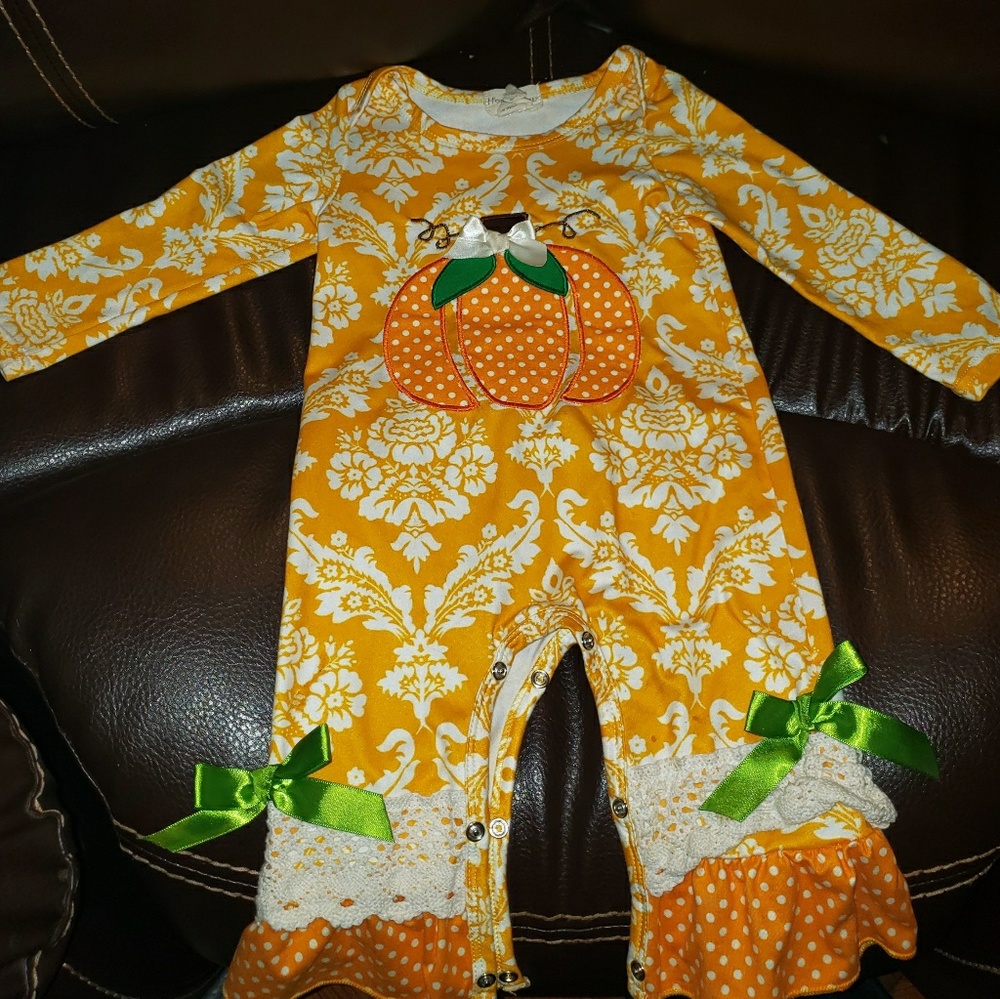 Honeydew pumpkin romper 6-12 months vguc